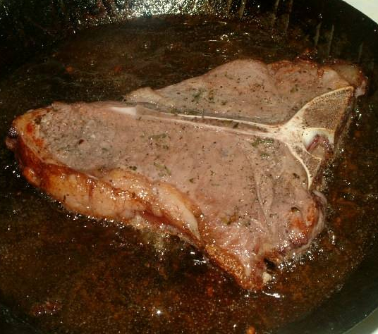 Gebakken T-bone steak met rode wijnsaus